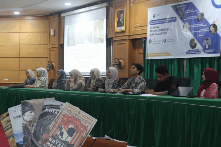 Mahasiswa Sastra Indonesia Fakultas Ilmu Budaya Universitas Andalas (UNAND) adakan Seminar, Peluncuran Buku dan Baca Puisi di Ruang Seminar Fakultas Ilmu Budaya (FIB) Lantai 2 pada Sabtu, (7/12/2024) (Genta Andala/Zulkifli Ramadhani)