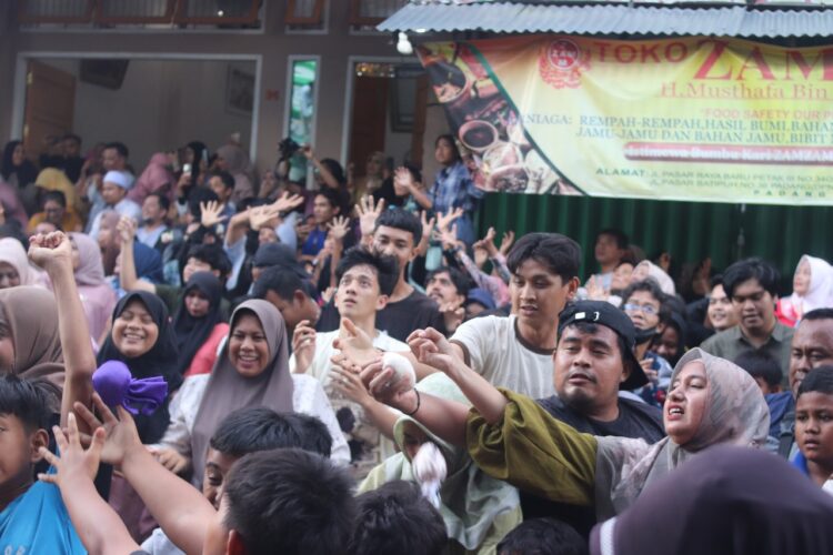 Momen masyarakat yang hadir berebut gula yang di"serakkan" dari atap masjid dalam tradisi Serak Gulo, Minggu (1/12/2024)