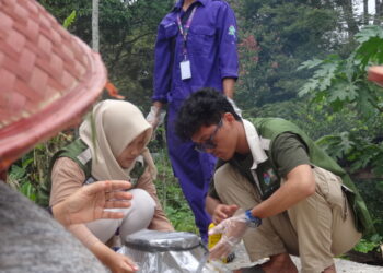 Mahasiswa KKN UNAND Olah Limbah Rumah Tangga Jadi Pupuk dan Pestisida Organik