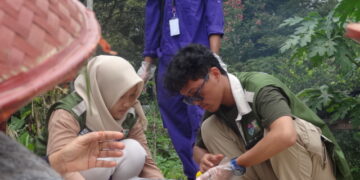 Pembuatan pupuk dan pestisida organik oleh mahasiswa KKN UNAND dan para petani