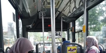 (Suasana di dalam Bus Trans,Padang terlihat penumpang yang fokus pada perjalanan /dok.pribadi)