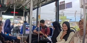 (Keramaian Penumpang dalam Bus Trans Padang)