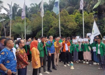 Penyampaian aspirasi oleh Mahasiswa UNAND dan PNP kepada Ketua Komisi X DPR RI yang didampingi Rektor UNAND dan Direktur PNP di Depan Gerbang Kampus UNAND Limau Manis, pada Senin (17/2/2025) / Zulkifli Ramadhani