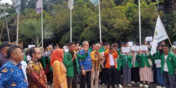 Penyampaian aspirasi oleh Mahasiswa UNAND dan PNP kepada Ketua Komisi X DPR RI yang didampingi Rektor UNAND dan Direktur PNP di Depan Gerbang Kampus UNAND Limau Manis, pada Senin (17/2/2025) / Zulkifli Ramadhani