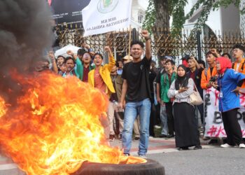 Ratusan Mahasiswa Gelar Aksi di  Depan DPRD Sumbar, Tolak Pemangkasan Anggaran Pendidikan dan Kesehatan