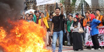 Mahasiswa Bakar Ban di Depan DPRD Sumbar, Suarakan Penolakan terhadap Pemangkasan Anggaran!