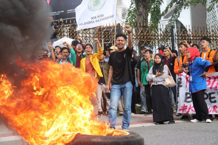 Mahasiswa Bakar Ban di Depan DPRD Sumbar, Suarakan Penolakan terhadap Pemangkasan Anggaran!