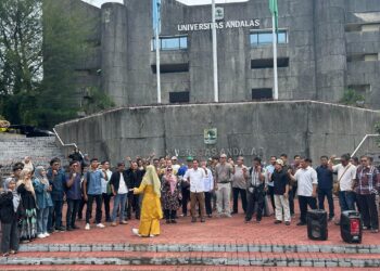 mengheningkan cipta oleh para dosen dan mahasiswa bentuk keprihatinan terhadap kondisi bangsa, Selasa (25/2/2025) /Junivermana Yiga