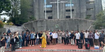 mengheningkan cipta oleh para dosen dan mahasiswa bentuk keprihatinan terhadap kondisi bangsa, Selasa (25/2/2025) /Junivermana Yiga