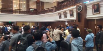 Aksi  Masyarakan Silpil Memadati  Gedung DPRD Sumbar Terkait Protes Rapat Paripuna Ranperda/ Zulkifli Ramadhani