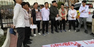 Wakil Ketua DPRD Sumbar menemui massa aksi (Jovina Naila)