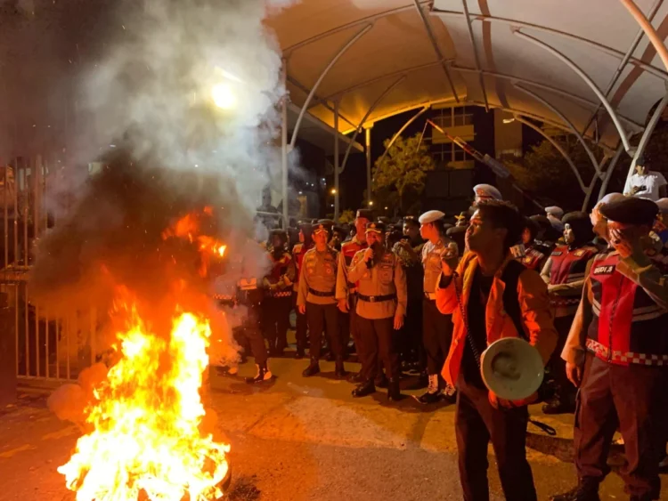 Potret Seruan Aksi Evaluasi 100 Hari Kinerja Kapolda Sumbar