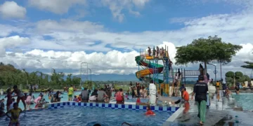 Suasana kolam mandi sikabu yang ramai dikunjungi oleh wisatawan saat libur panjang / Zahra Nurul Aulia
