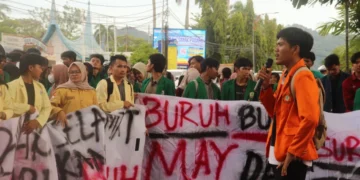 Orasi dari Menteri Koordinator Pergerakan BEM KM PNP dalam Mei Melawan Aksi dari Aliansi BEM SB, Pada Senin (5/5/2025) (Zulkifli Ramadhan)