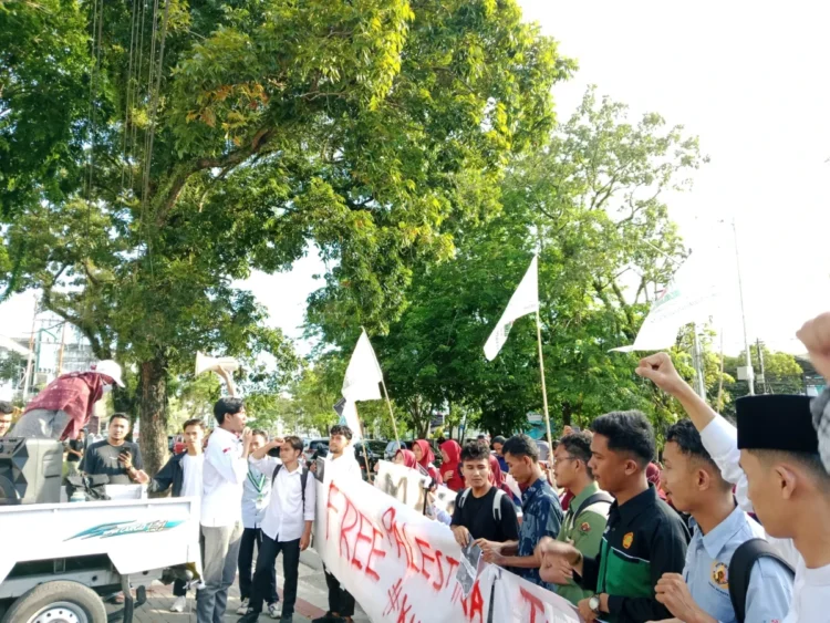 Potret  Aksi KAMMI Sumbar di Depan  Gedung DPRD, Ajukan Tuntuntan Untuk Pemerintahan Prabowo-Gibran