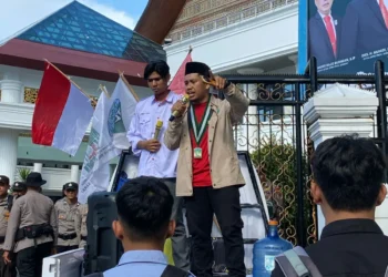 Potret  Aksi KAMMI Sumbar di Depan  Gedung DPRD, Ajukan Tuntuntan Untuk Pemerintahan Prabowo-Gibran