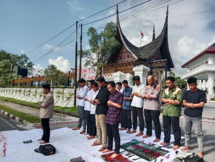 Potret  Aksi KAMMI Sumbar di Depan  Gedung DPRD, Ajukan Tuntuntan Untuk Pemerintahan Prabowo-Gibran