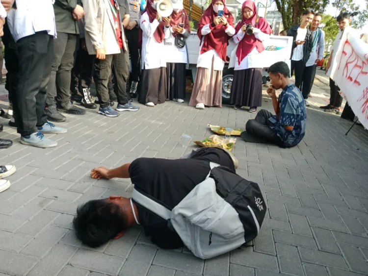 Potret  Aksi KAMMI Sumbar di Depan  Gedung DPRD, Ajukan Tuntuntan Untuk Pemerintahan Prabowo-Gibran