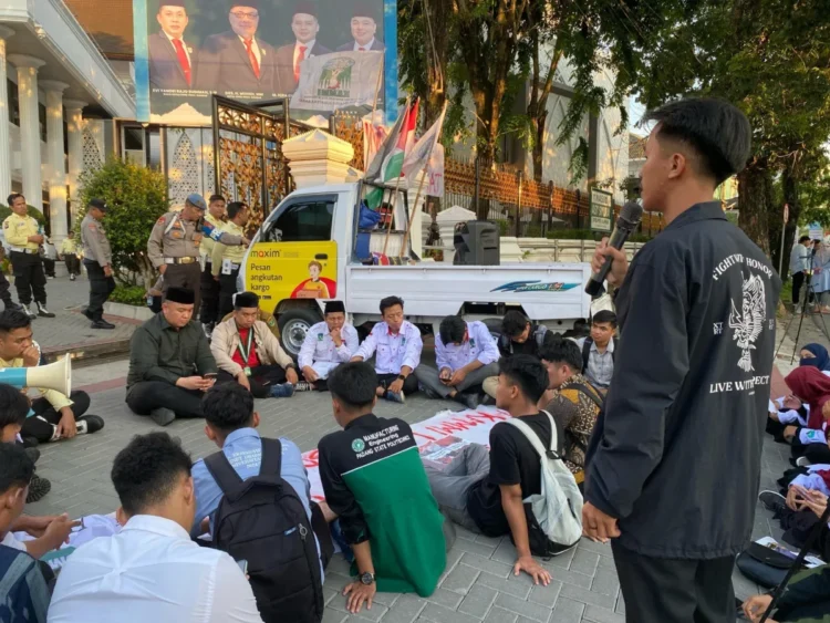 Potret  Aksi KAMMI Sumbar di Depan  Gedung DPRD, Ajukan Tuntuntan Untuk Pemerintahan Prabowo-Gibran