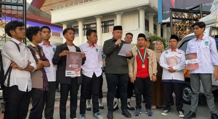 Potret  Aksi KAMMI Sumbar di Depan  Gedung DPRD, Ajukan Tuntuntan Untuk Pemerintahan Prabowo-Gibran