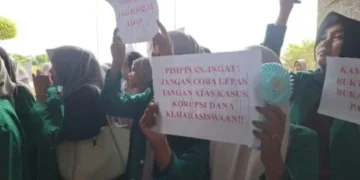 Unjuk rasa yang dilakukan sejumlah mahasiswa di depan gedung rektorat