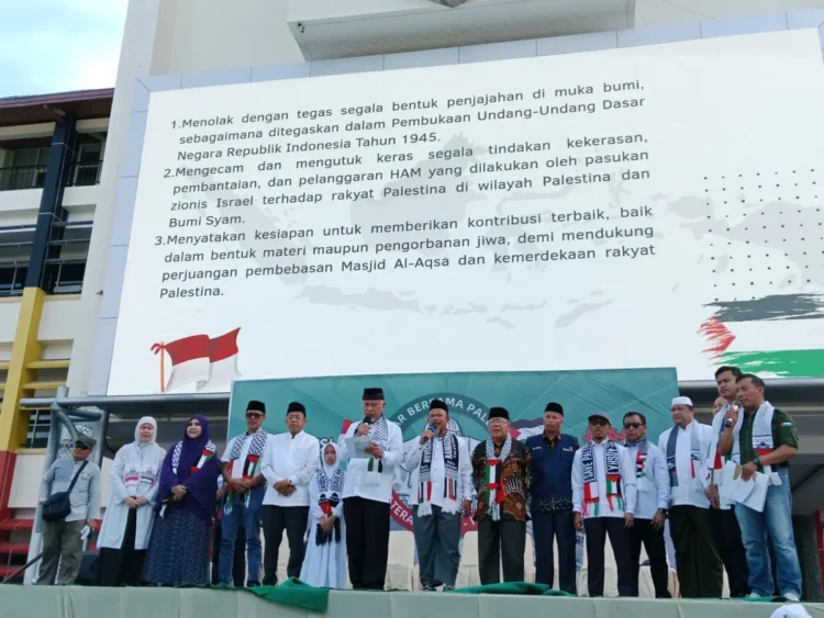 Tokoh Sumbar menyuarakan dukungan penuh untuk Palestina dalam pembacaan pernyataan sikap di halaman Kantor Gubernur Sumbar, Minggu (4/5/2025) Oktavia Ramadhani