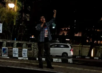 Salah satu peserta menyampaikan orasi terhadap penyiksaan yang dilakukan oleh aparat penegak hukum hingga saat ini, pada Sabtu (28/6/2025) (Genta Andalas/Fadhilatul Husni)

 