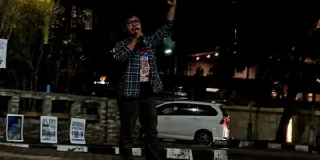 Salah satu peserta menyampaikan orasi terhadap penyiksaan yang dilakukan oleh aparat penegak hukum hingga saat ini, pada Sabtu (28/6/2025) (Genta Andalas/Fadhilatul Husni)   