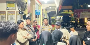 Sejumlah korban menceritakan kronologi kepada pihak Kepolisian di Polresta Kota Padang, Senin (16/6/2025)(Junivermana Yoga)