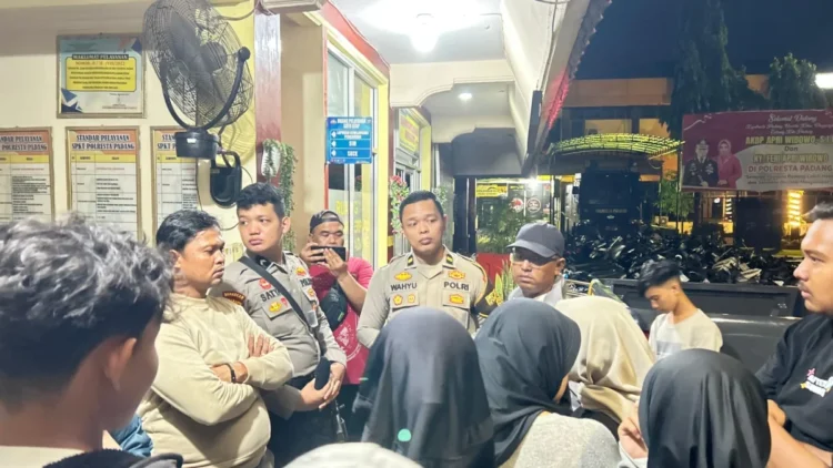 Sejumlah korban menceritakan kronologi kepada pihak Kepolisian di Polresta Kota Padang, Senin (16/6/2025)(Junivermana Yoga)