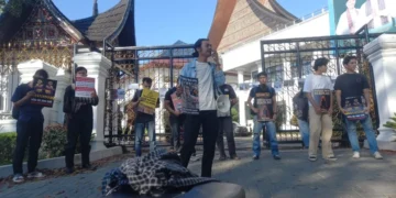 Penyampaian orasi oleh massa aksi di depan kantor DPRD Provinsi Sumatera Barat  untuk memperingati Hari Anti Penyiksaan Internasional pada Kamis (26/6/2025)
(Genta Andals/Auryn Dzakirah)