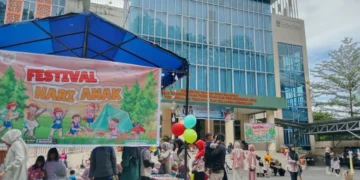 Potret kemeriahan suasana Festival Hari Anak yang diselenggarakan oleh Komunitas Aruna di halaman Kantor Dinas Pemberdayaan Perempuan dan Perlindungan Anak (DPPA) Kota Padang. Pada Car Free Day (CFD) pada Minggu pagi (29/6/2025) (Oktavia Ramadhani)