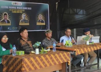 Penyampaian materi dalam rangkaian Seminar Festival Nasional Wisran Hadi ll di MNB FIB UNAND pada Jumat (4/7/2025) (Genta Andalas/Pitri Yani)