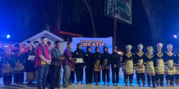 Penyerahan Sertifikat oleh Dinas Pariwisata Kota Padang kepada para peserta dan pengisi acara Nongkrong Kreatif yang digelar Sabtu (5/7/2025) (Genta Andalas/Zaki Latif Bagia Rahman)