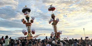 Dua Tabuik dari Subarang dan Pasa diarak menuju tepi Pantai Pariaman sebelum dilarungkan ke laut sebagai bagian dari prosesi puncak pada Minggu (06/07/2025) (Genta Andalas/Junivermana Yoga)