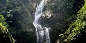 Pengunjung yang menikmati Keindahan Air Terjun Lubuk Hitam, Rabu (16/07/2025) (Genta Andalas/ Nabiela Ramadhani)