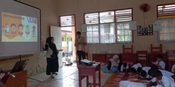 Penyampaian materi edukasi kekerasan seksual dan bullying oleh Mahasiswa KKN UNAND bagi siswa kelas 5 dan 6 di SD Negeri 14 Tanjuang Baringin pada Selasa (29/7/2025) (Genta Andalas/Aprila Aurahmi)