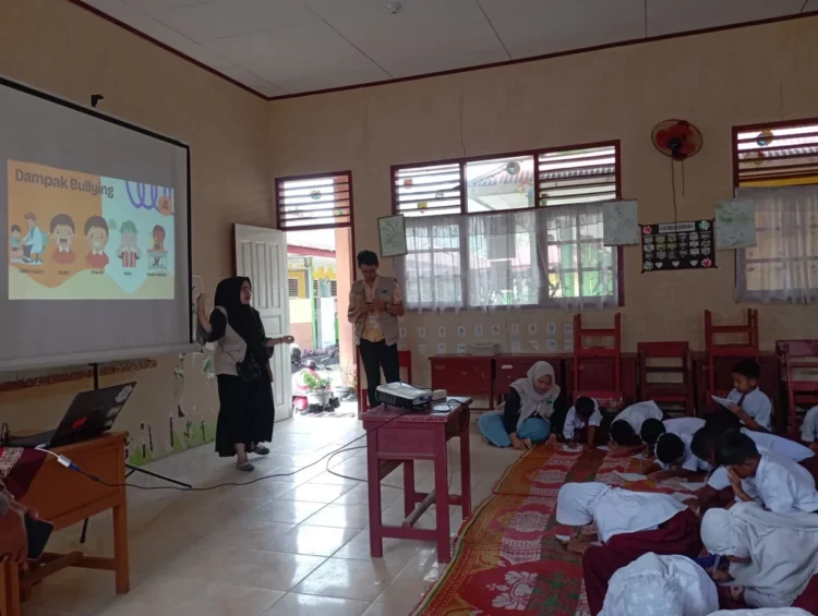 Penyampaian materi edukasi kekerasan seksual dan bullying oleh Mahasiswa KKN UNAND bagi siswa kelas 5 dan 6 di SD Negeri 14 Tanjuang Baringin pada Selasa (29/7/2025) (Genta Andalas/Aprila Aurahmi)