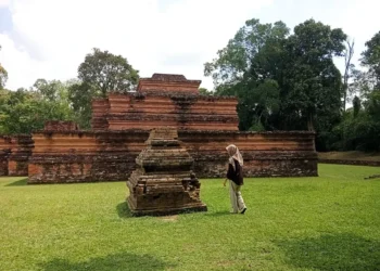 Menapaki Jejak Kejayaan di Candi Muaro Jambi