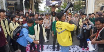 Driver ojek online menyampaikan orasi dan aspirasi di hadapan seluruh peserta aksi dan pihak kepolisian pada Jum’at  (29/08/2025). (Genta Andalas/Junivermana Yoga)