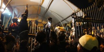 Massa aksi Reformasi Kepolisian dari Aliansi Mahasiswa BEM Sumbar, driver ojek online dan masyarakat menggeruduk Mabes Polda Sumbar pada Jumat, (29/8/2025) (Genta Andalas/Junivermana Yoga)