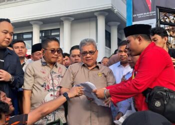 Massa Demo DPRD Sumbar, Tuntut Maaf, Reformasi Polri, dan RUU Perampasan Aset