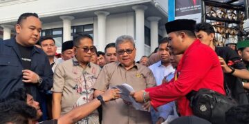 Ketua DPRD Sumatera Barat, Muhidi tandatangani tuntutan massa aksi pada Senin, (1/9/2025)(Genta Andalas/Zaki Latif Bagia Rahman)