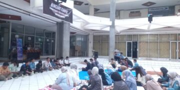 Mahasiswa UNAND dari berbagai fakultas duduk bersama dalam forum Bincang Kampus di Kolam PKM UNAND, Selasa (2/9/2025) (Genta Andalas/Dila Febrianti)