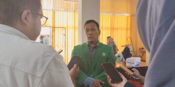 Sekretaris UNAND, Aidinil Zetra, saat di wawancarai oleh Pers Mahasiswa UNAND Selasa (9/9/2025) (Genta Andalas/Zahra Nurul Aulia)