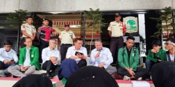 Dialog oleh koordinator kementerian pergerakan perempuan bersama pimpinan kampus dalam aksi Dies Natalis ke-69 UNAND (15/9/2025) (Genta Andalas/Asyani Rahayu Simatupang)