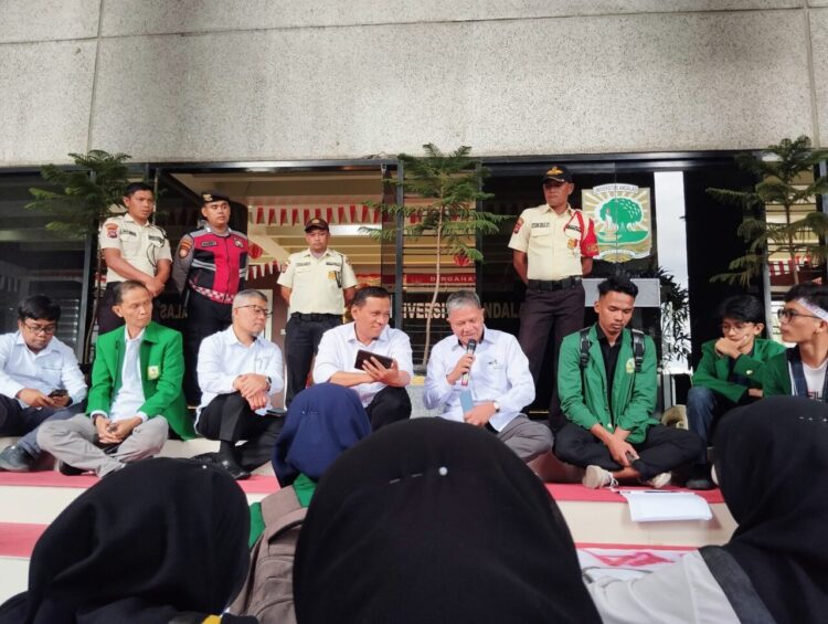 Dialog oleh koordinator kementerian pergerakan perempuan bersama pimpinan kampus dalam aksi Dies Natalis ke-69 UNAND (15/9/2025) (Genta Andalas/Asyani Rahayu Simatupang)