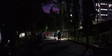 Potret area jalan menuju Business Center (BC) Universitas Andalas (UNAND) saat malam, Rabu (17/9/2025) (Genta Andalas/Nabila Ramadhani)