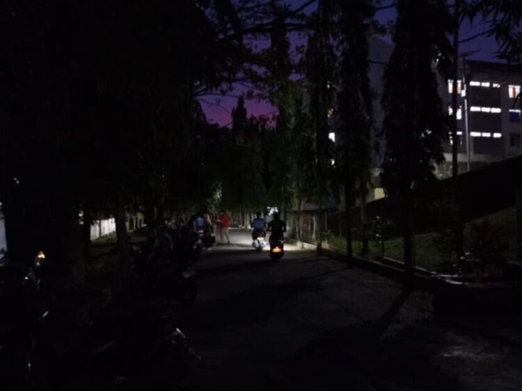 Potret area jalan menuju Business Center (BC) Universitas Andalas (UNAND) saat malam, Rabu (17/9/2025) (Genta Andalas/Nabila Ramadhani)