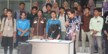 Penandatanganan pakta integritas oleh wakil presiden Bem Km Unand, Senin (3/9/2025) (Genta Andalas/Sabila Hayatul Dhi'fa)